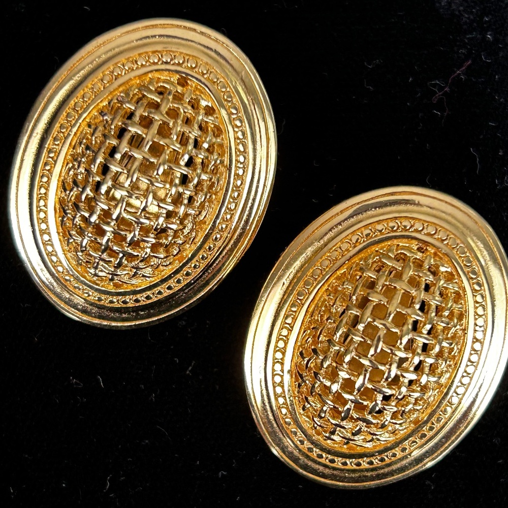 Authentic Christian Dior Oval Gold Plated Clip Earrings Mesh Statement